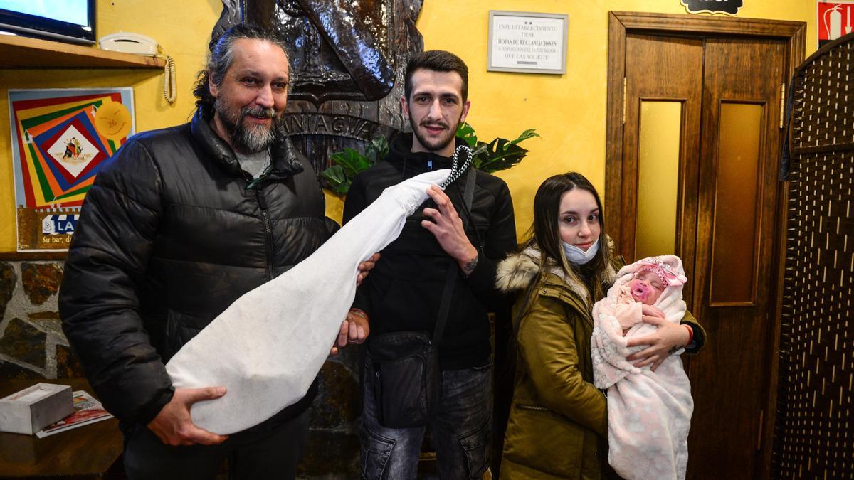 Entrega del jamón a los padres del primer bebé del año en Plasencia.