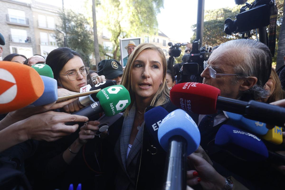 La exconsellera de Interior, Salomé Pradas, entrando en el juzgado de Catarroja