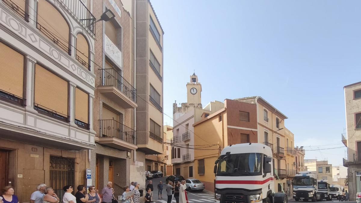 La tradicional bendición y posterior desfile de vehículos reunió a numerosos camiones, coches y motocicletas, poniendo el broche final a las fiestas de San Cristóbal, patrón de l'Alcora y de los conductores.