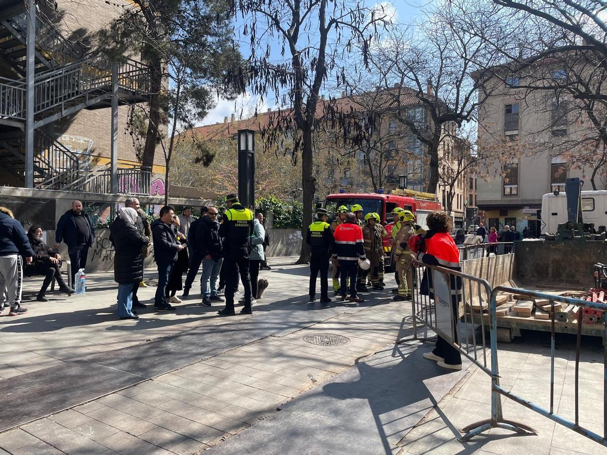 Bomberos, policía y vecinos, a las puertas de los edificios desalojados.