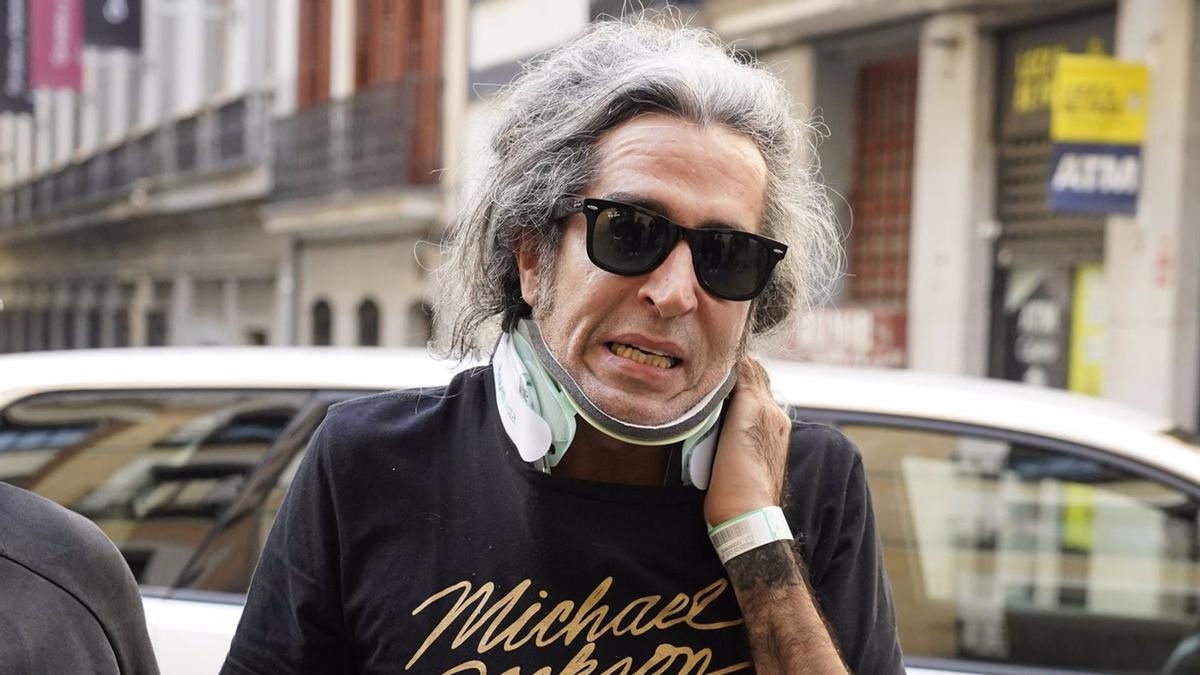 Mario Vaquerizo, tras ser dado de alta en el hospital de Cáceres a raíz de su fuerte caída en el Festival Horteralia, llega a casa en Madrid