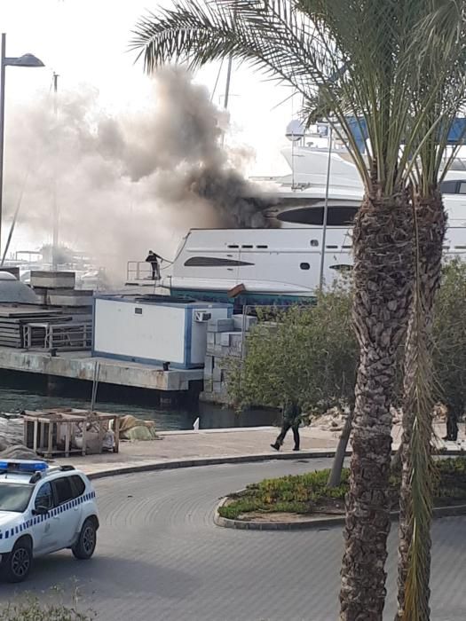 Arde un yate en el puerto pesquero de Alicante