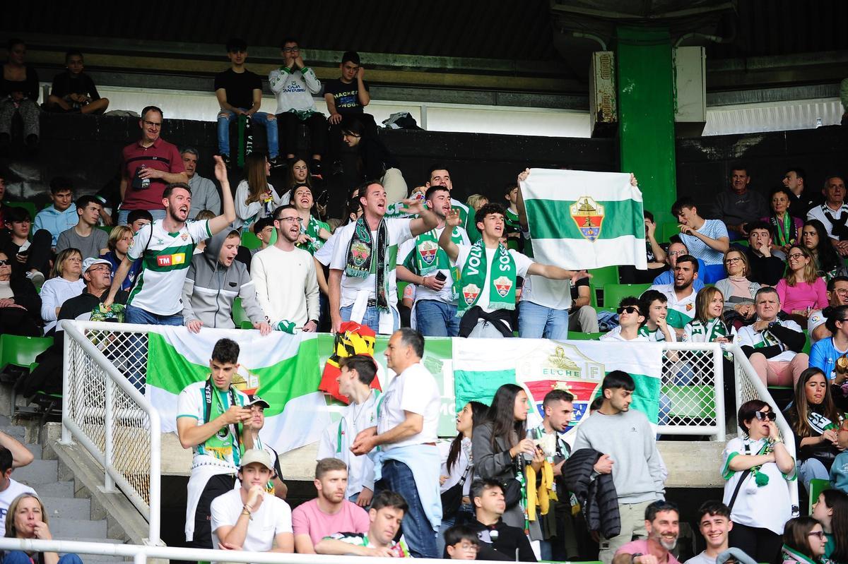 El grupo de seguidores franjiverdes que estuvieron animando a su equipo, el pasado sábado en los Campos de Sport de El Sardinero