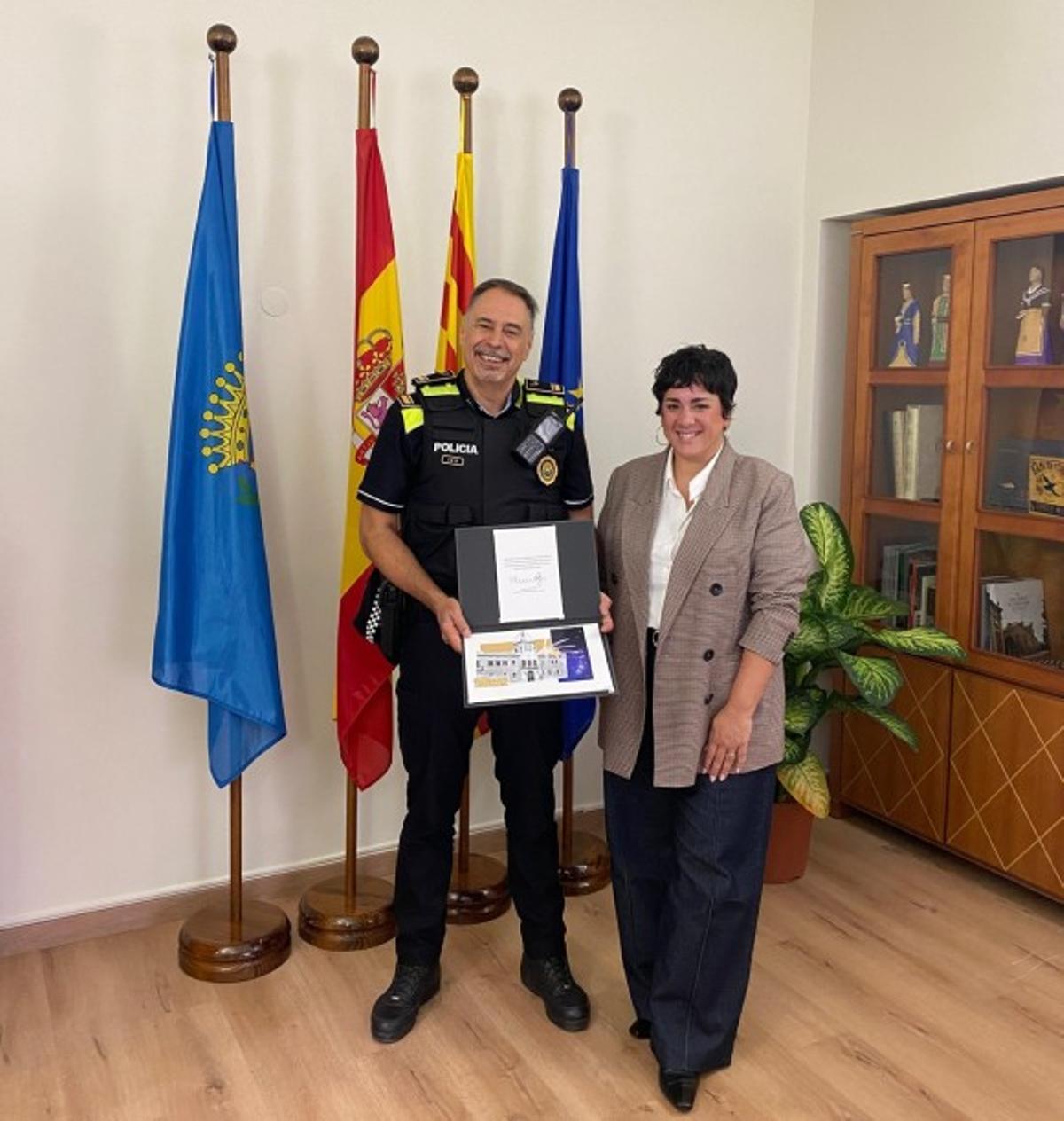 El exjefe de la Policía Local Francesc Barral, junto a la alcaldesa de Santa Coloma, Mireia González, durante el acto de despedida con motivo de su jubilación.