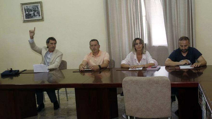 Xoán Manuel Vázquez, a la izquierda, en una votación en el pleno de Meis.