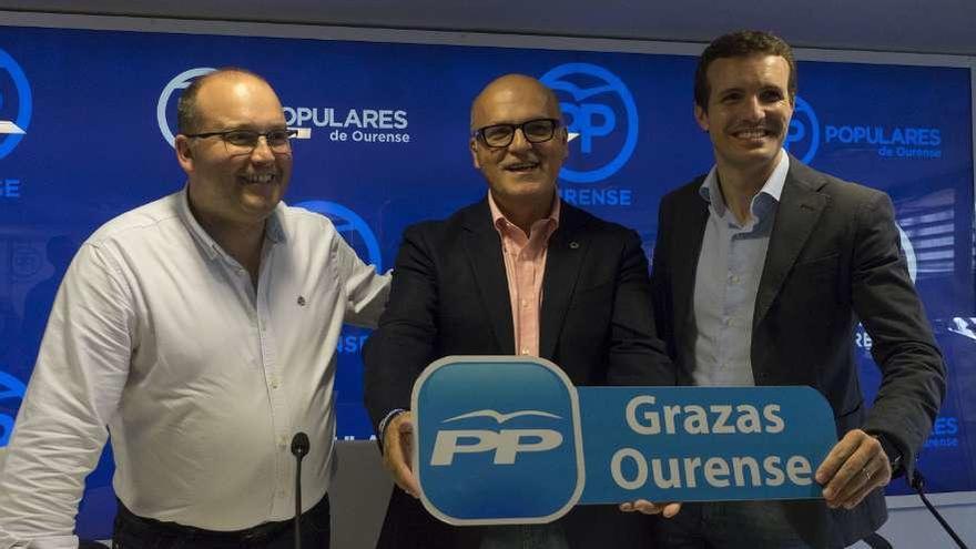 Miguel Tellado, José Manuel Baltar y Pablo Casado, ayer en la sede del PP de Ourense. // Enzo Sarmiento