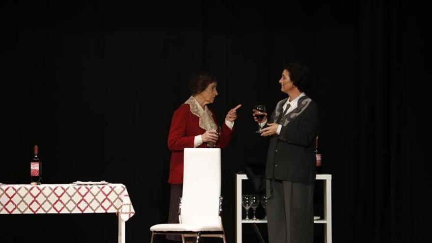 Representación de &#039;Victoria viene a cenar&#039; en el escenario del Teatro Avanti