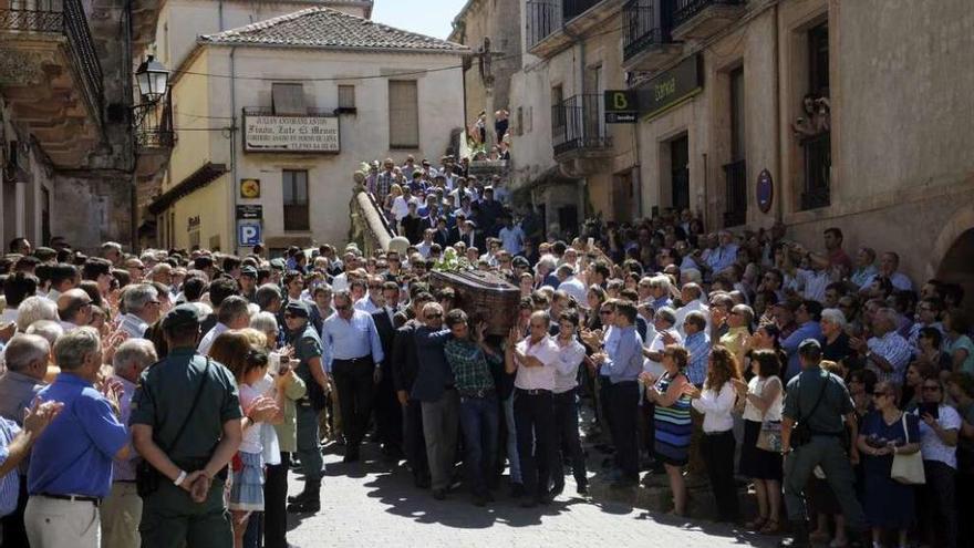 Compañeros de cuadrilla de Barrio portan el féretro a su salida, ayer, de la iglesia de Sepúlveda.