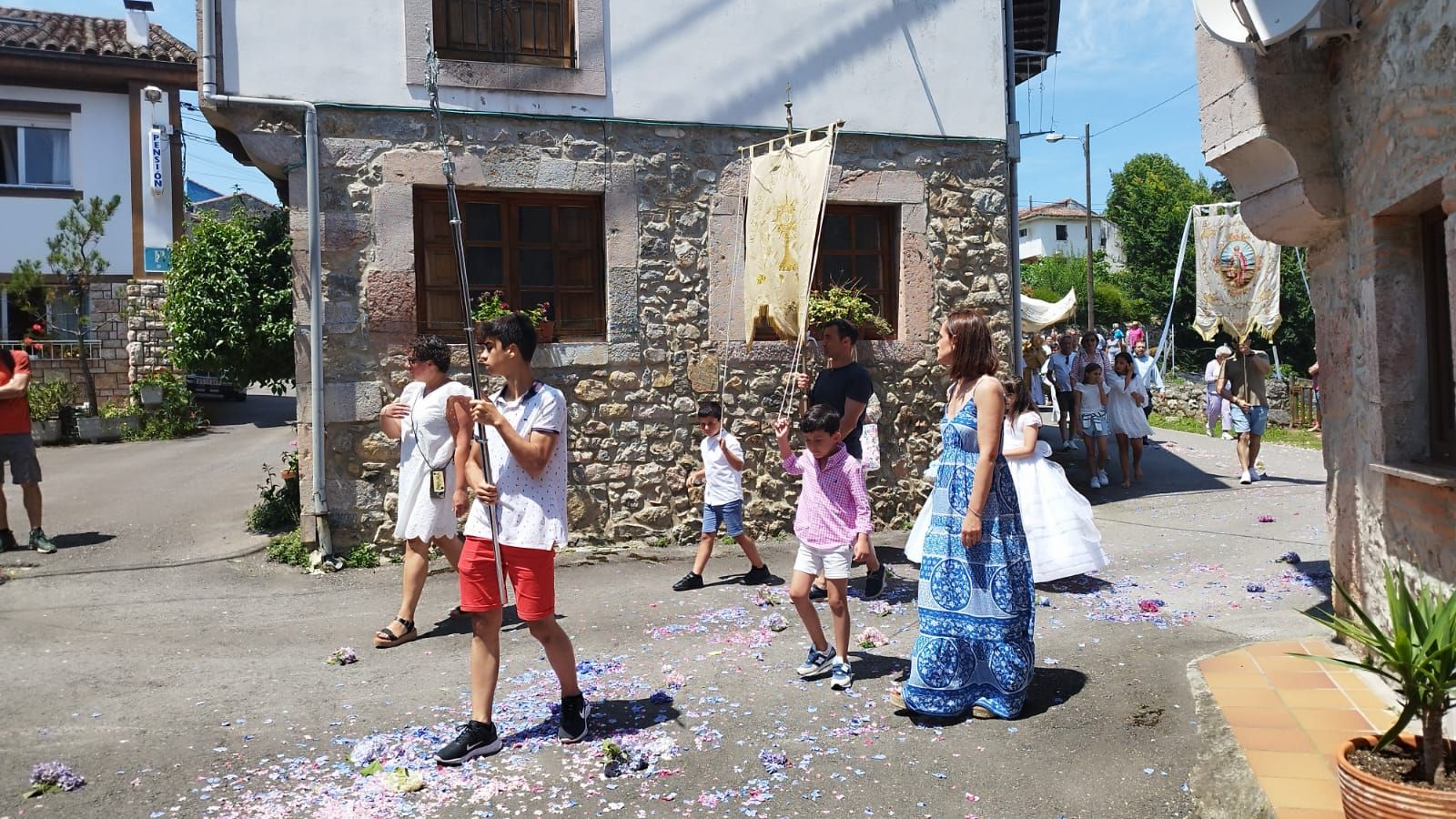 Así luce Cué durante sus fiestas de La Sacramental, en Llanes