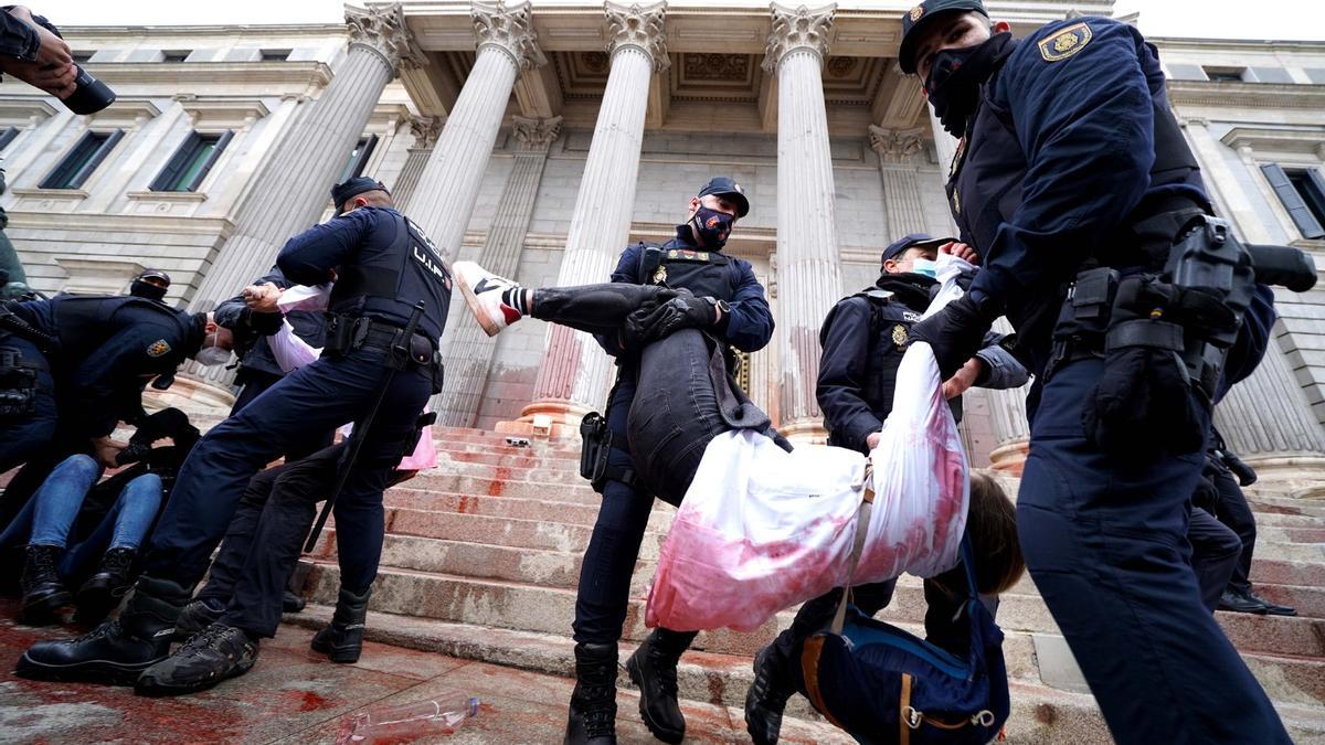 Pintura roja en la escalinata del Congreso para denunciar “la inacción política” frente a la crisis climática.