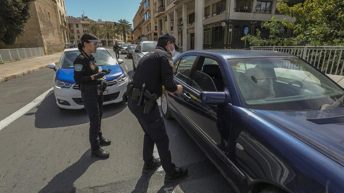 Control de la Policía Local de Elche al inicio de la pandemia de coronavirus