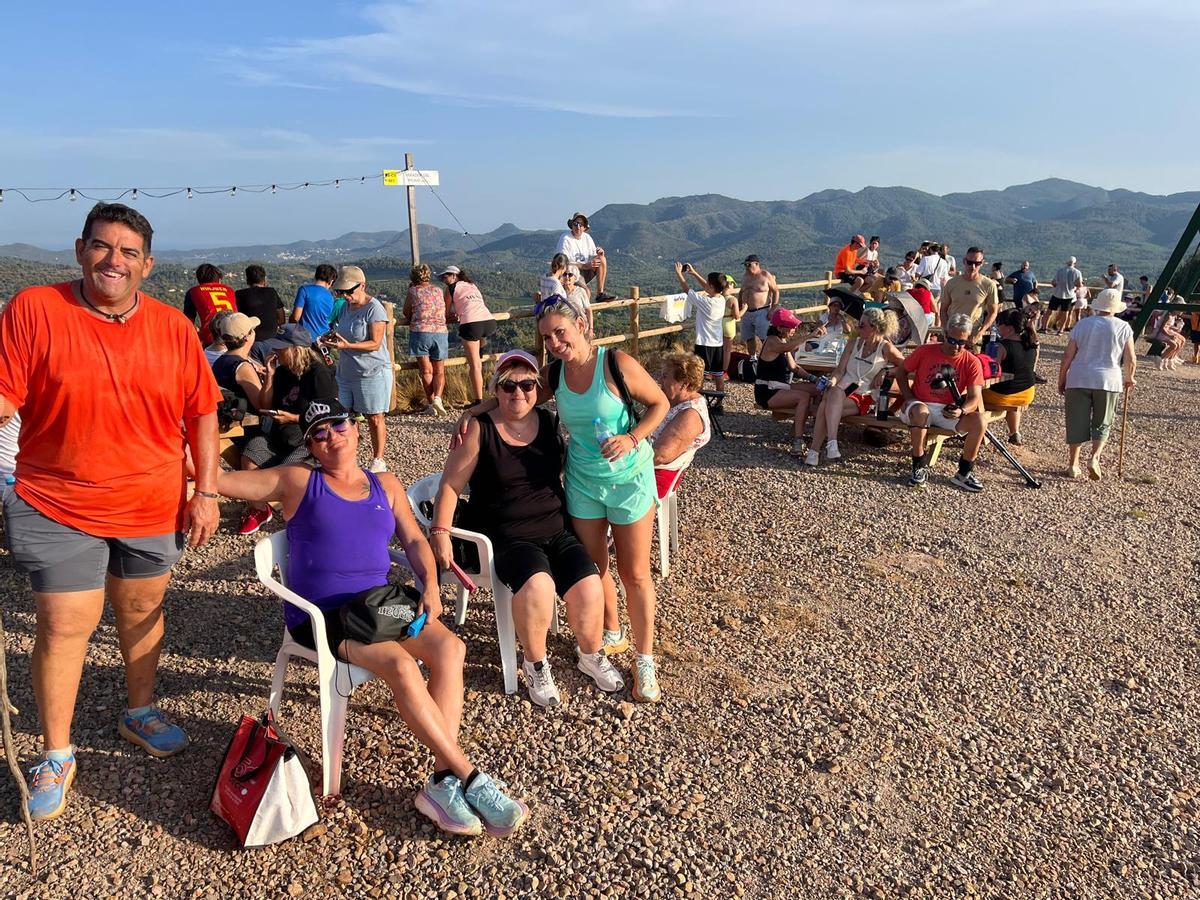 Vecinos y vecinas en el mirador del Picaio