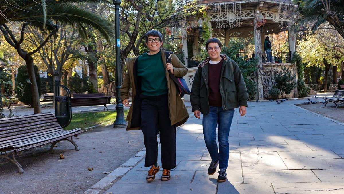 Magda y Elena en la Glorieta de Alcoy, ciudad que consideran "amable" hacia el colectivo LGTBI.