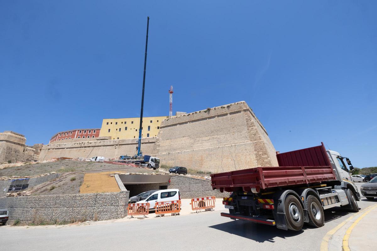 Galería: Retiran la grúa de las obras de Dalt Vila