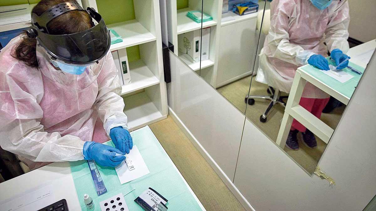 Realización de un test de antígenos del coronavirus en Madrid