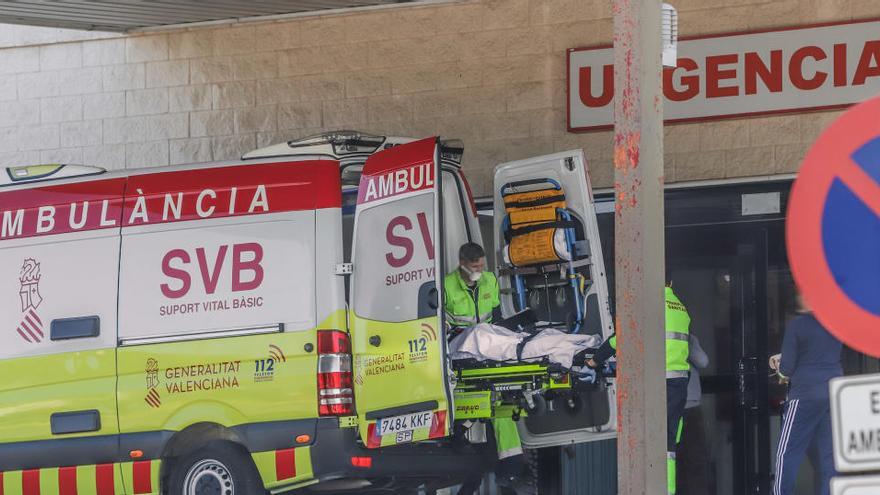 Acceso de urgencias del Hospital Vega Baja de Orihuela/ Foto Tony Sevilla
