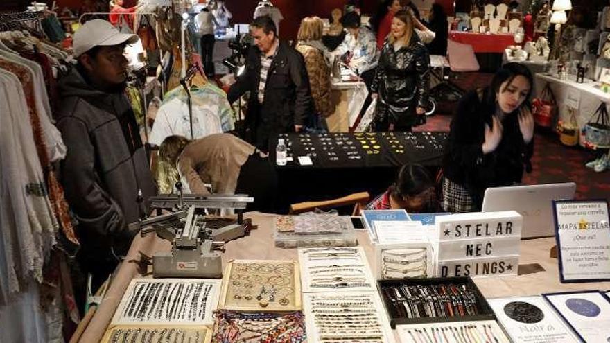 Ambiente en el Mercado de Diseño, ayer, en el Casino de Asturias.