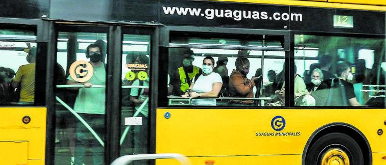 Una guagua municipal en tránsito en la capital grancanaria. | | JOSÉ CARLOS GUERRA