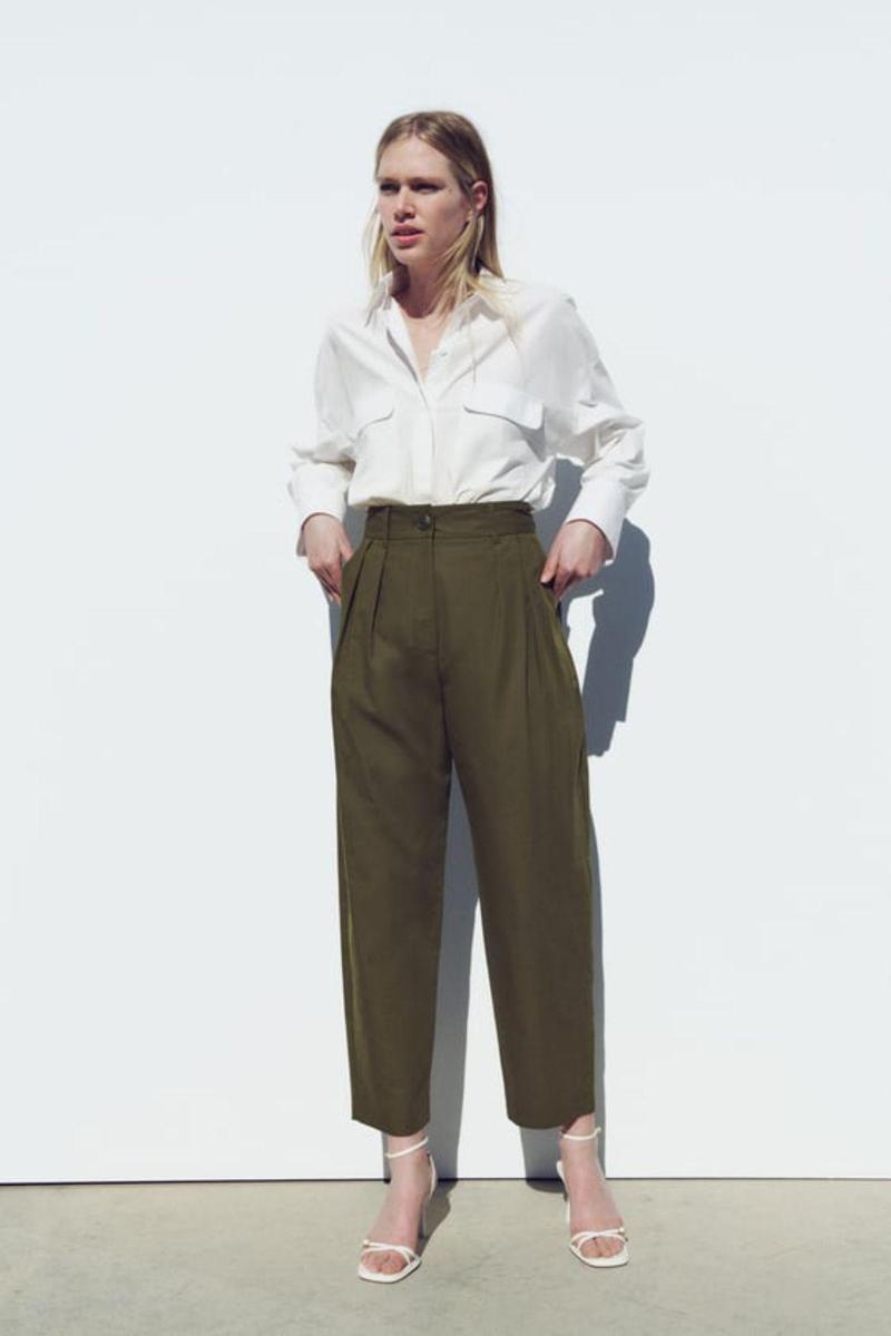 Pantalón de tiro alto y pinzas, de Zara