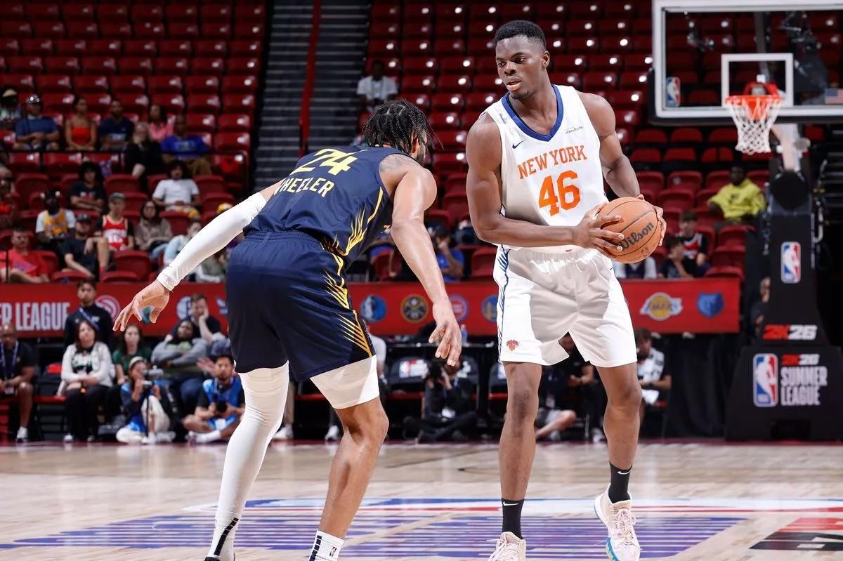 Nnaji dusputando un partido de la Summer League con los Knicks