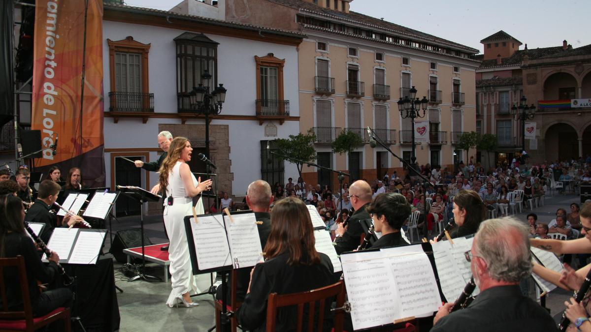 Un momento de la actuación de la cantante que participaba así en la conmemoración del 95 aniversario de la Banda Municipal de Música.