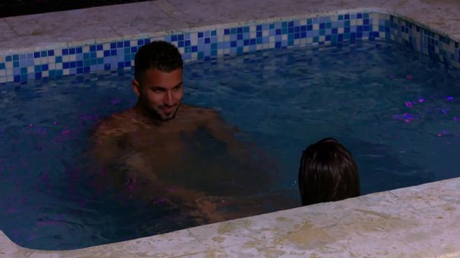 Adrián y Laura en el jacuzzi