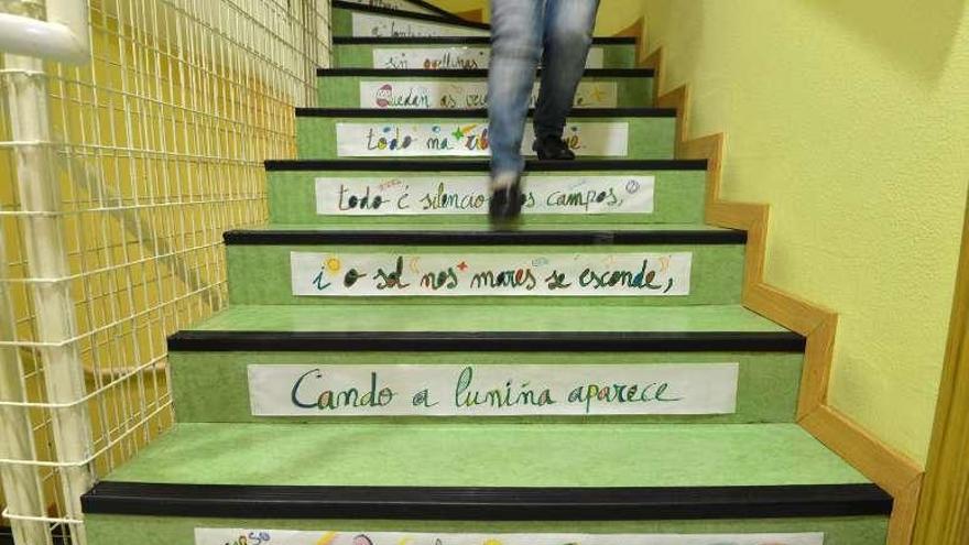 Las escaleras de Casa Rosada, con los poemas &quot;rosalianos&quot;. // G.S.