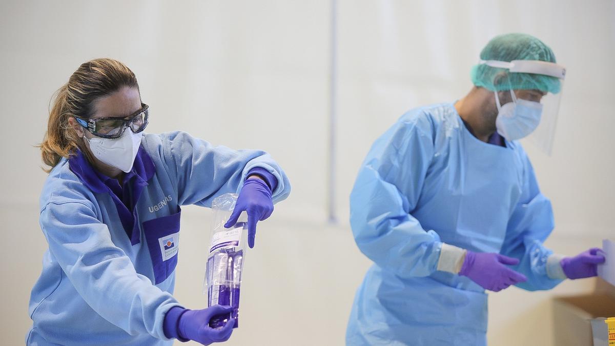 Profesionales sanitarios realizan test de detección de covid.