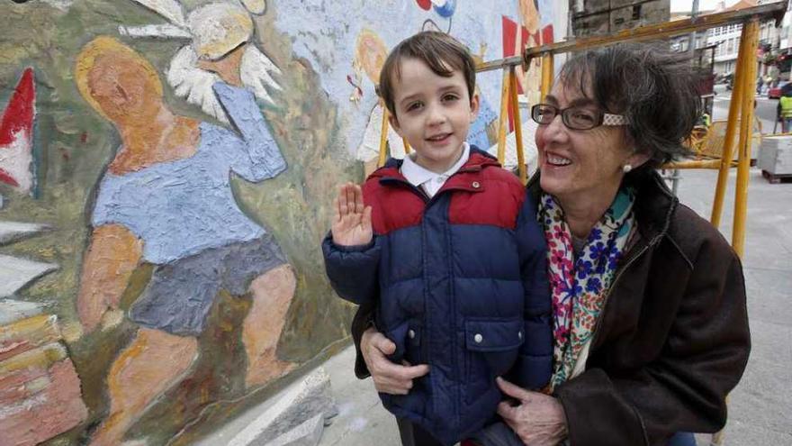 Julia Lobato y su nieto Simón Táboas, ante el mural de Magalhaes, en la Pinacoteca. // FOTOS: Marta G. Brea