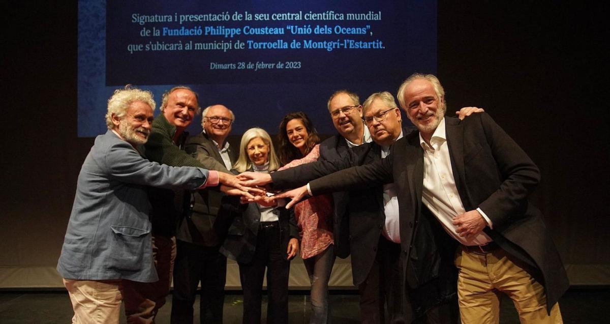 Autoridades locales e impulsores del proyecto unen sus manos como símbolo de colaboración. | «Diari de Girona»