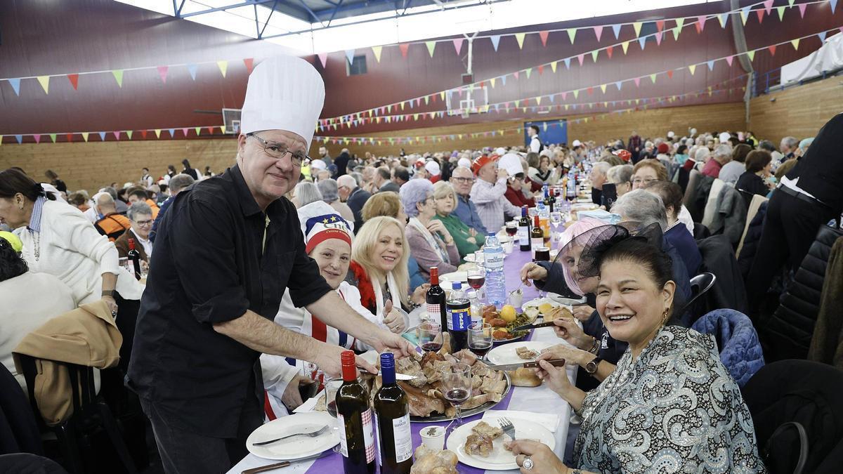 Tributo a los mayores de Ames con más de mil kilos de cocido y música: "Moi rico e abundante"