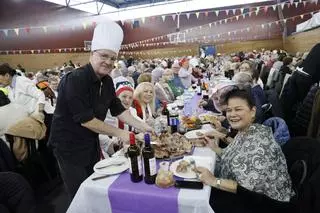 Tributo a los mayores de Ames con más de mil kilos de cocido y música