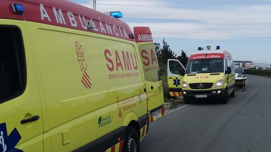 Ambulancias del SAMU y de SVB en el lugar donde ha sido atropellado el ciclista en Rojales