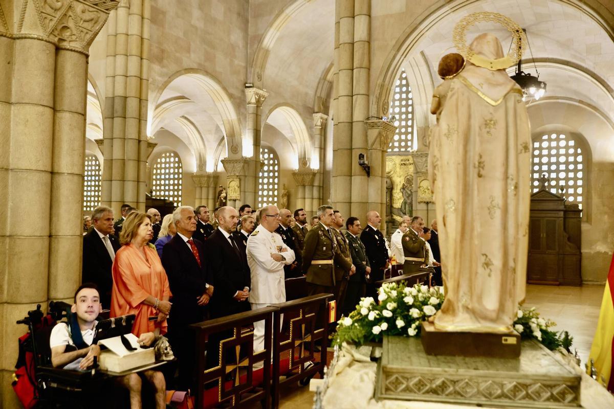 Alcaldesa, Carmen Moriyón, y el concejal de Relaciones Institucionales y Juventud, Jorge González-Palacios, asisten a la ofrenda floral a la Virgen del Carmen, patrona de La Armada.