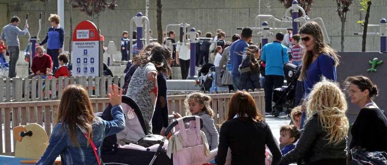 Madres en el parque infantil de Navia, en Vigo