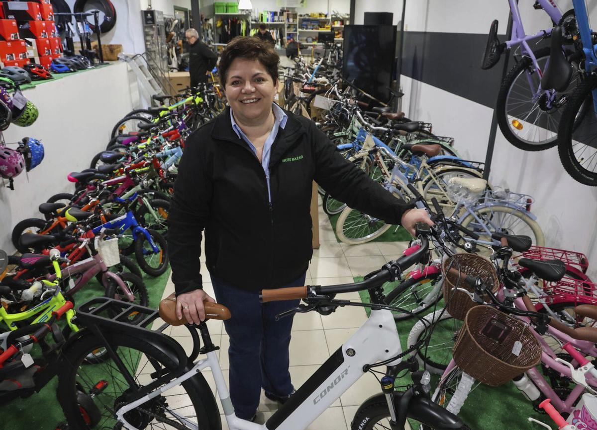 Rocío Louzán en la tienda que suma 80 años de trayectoria generacional. |  Iñaki Abella