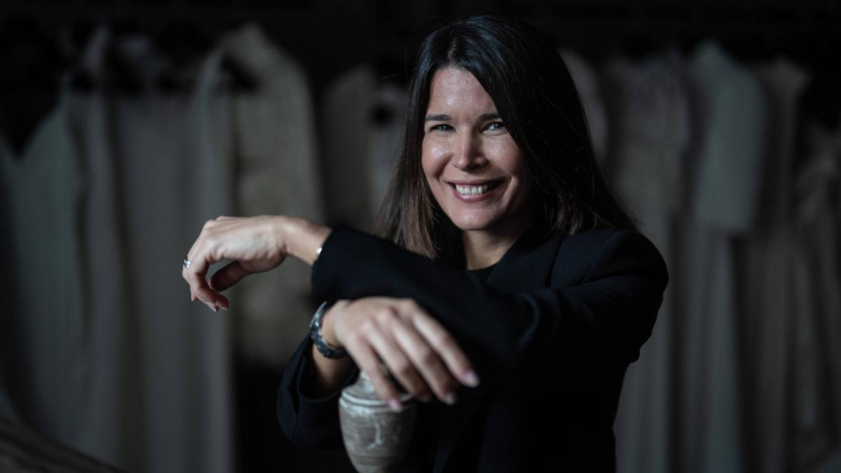 Lisi del Castillo, directora de la firma de invitadas y novias Rita Miller Atellier, en su tienda de la calle Muntaner 452 de Barcelona.