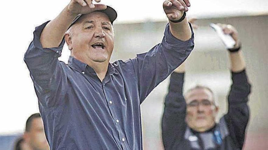 Mandiola protesta una jugada en el partido de ayer.