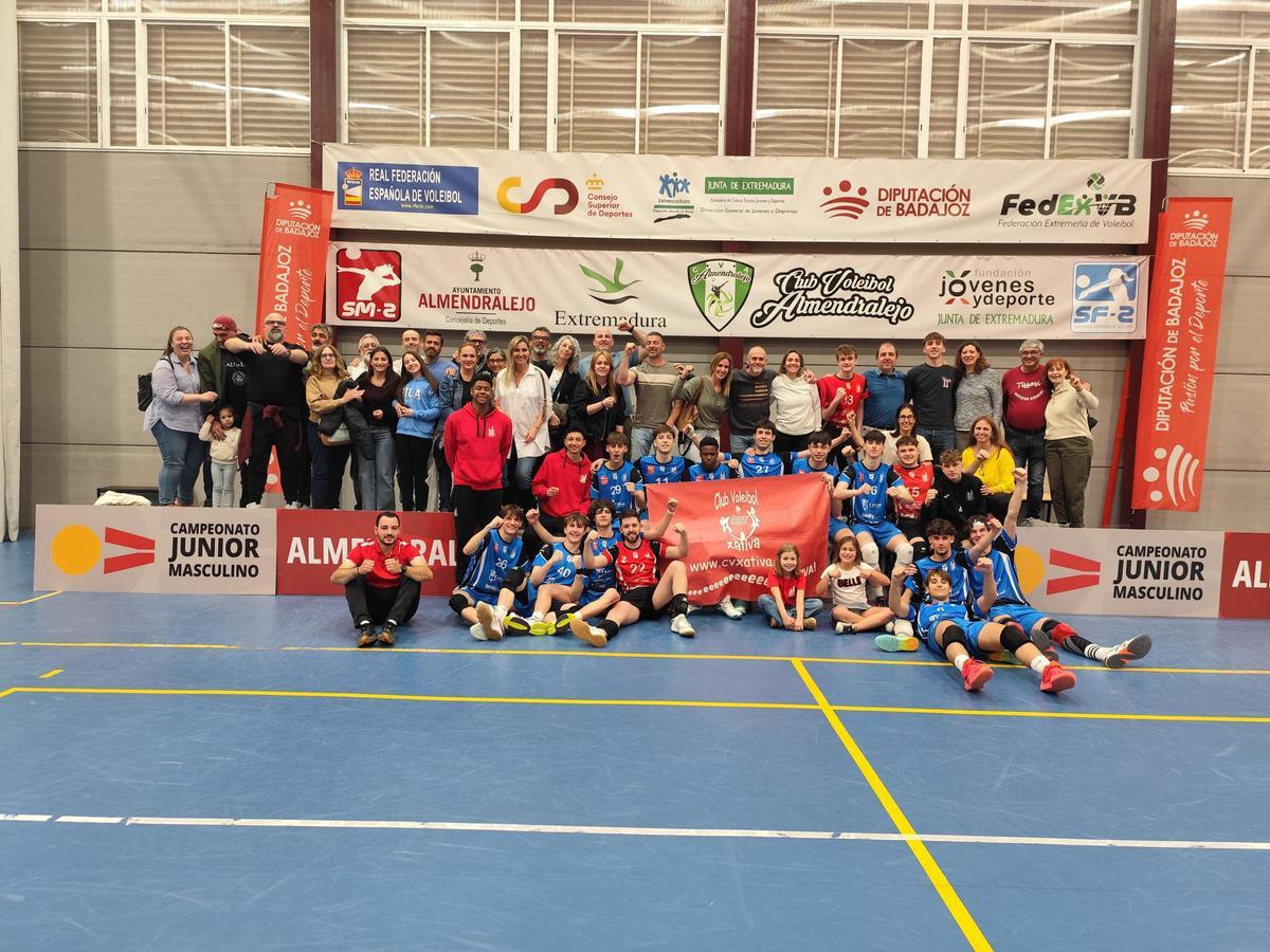 Los jugadores del Xàtiva Voleibol junior, con los técnicos y las familias, en el Campeonato de España.
