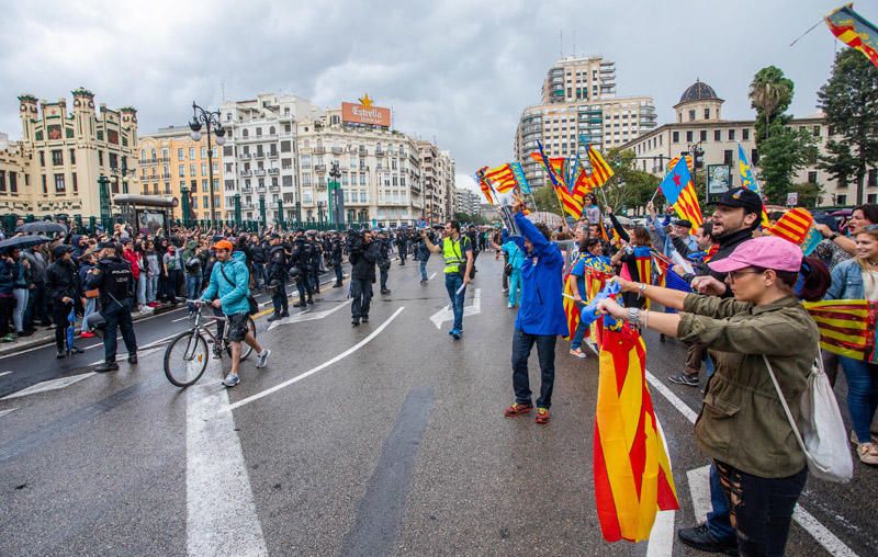 9 d'Octubre: Tensión en las manifestaciones en el centro de València