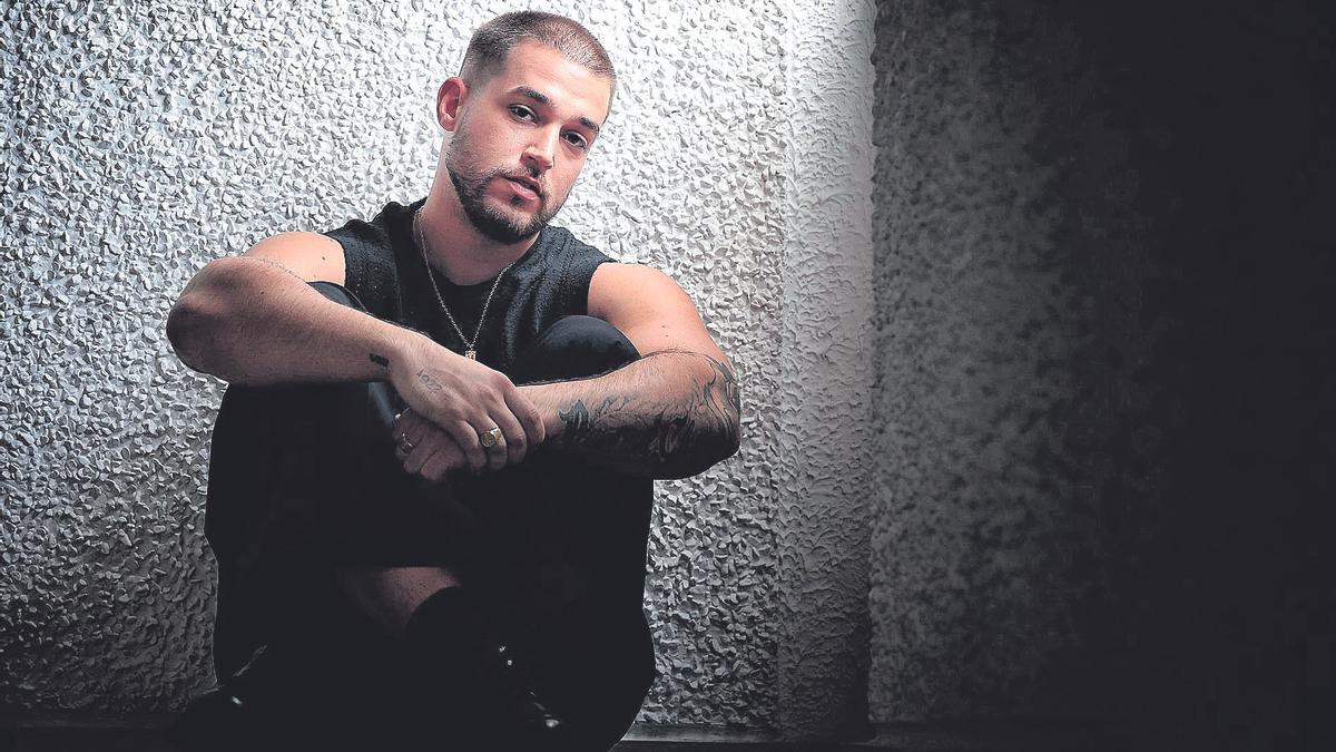 El cantante tejinero St. Pedro en la redacción del periódico EL DÍA.