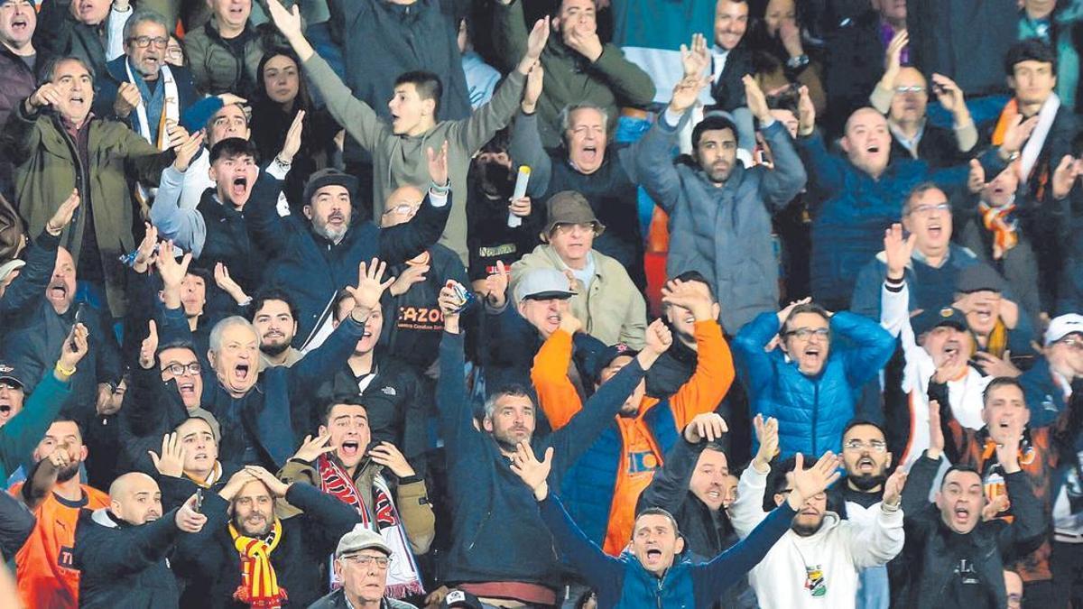 Los aficionados de Mestalla reclaman la acción del penalti sobre Foulquier durante el Valencia - Sevilla