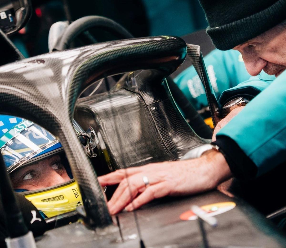 Fernando Alonso y Adrian Newey durante las pruebas en Barcelona