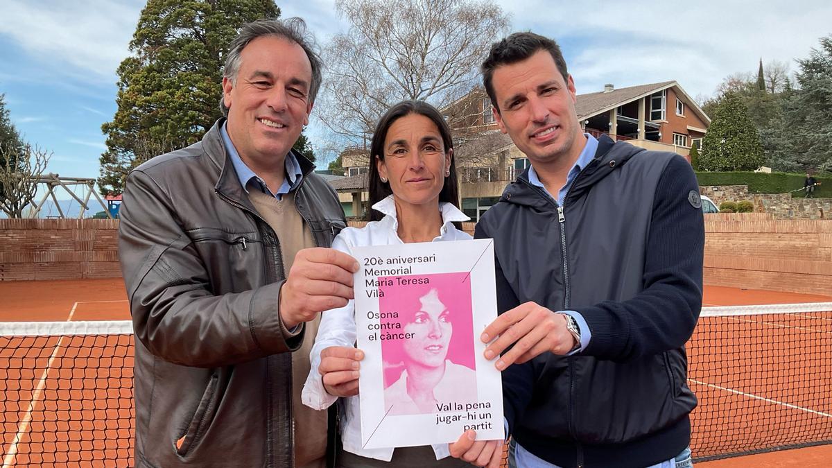 Los hijos de Maria Teresa Vilà, Jordi, Maite e Ignasi, muestran el cartel del homenaje