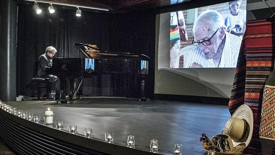 Carles Cases al piano amb la imatge de Casaldàliga al fons, en l&#039;homenatge al bisbe