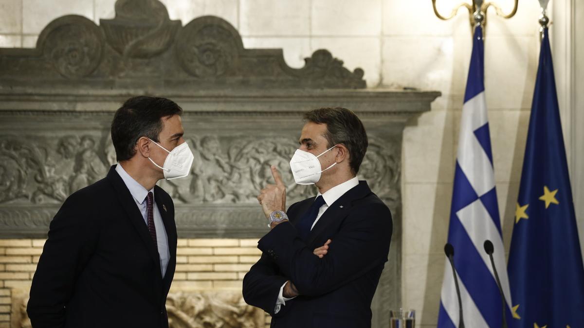 El presidente del Gobierno, Pedro Sánchez, charla con el primer ministro griego, Kyriakos Mitsotakis, el pasado 10 de mayo de 2021 en Atenas.