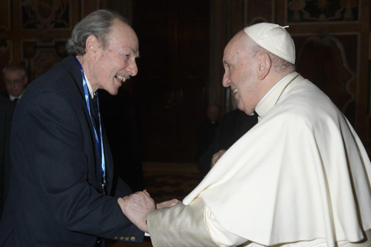 Edgardo Carossella saludando al papa Francisco