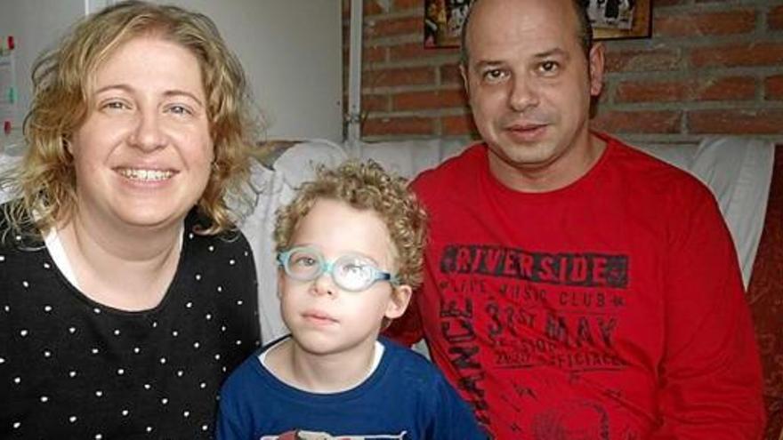 El Roger, de 4 anys, amb els seus pares, Joaquim i Eva