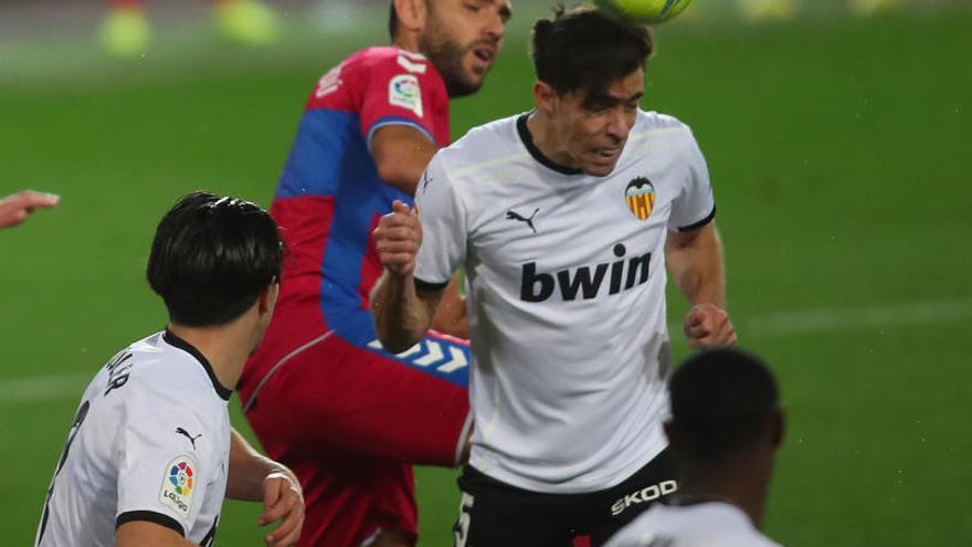 Gonzalo Verdú junto a Gabriel Paulista, durante el partido frente al Valencia en Mestalla