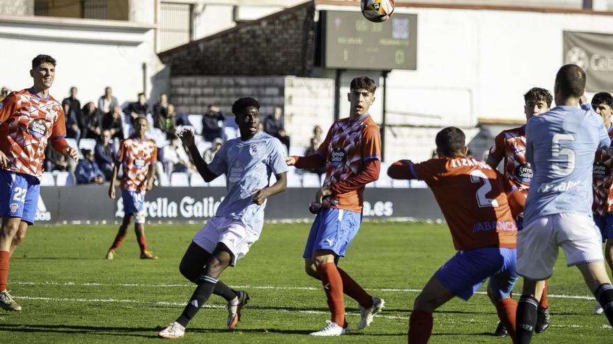 Ju, del Celta C Gran Peña, espera el balón para despejar el peligro sobre su portería. // JAVIER TENIENTE